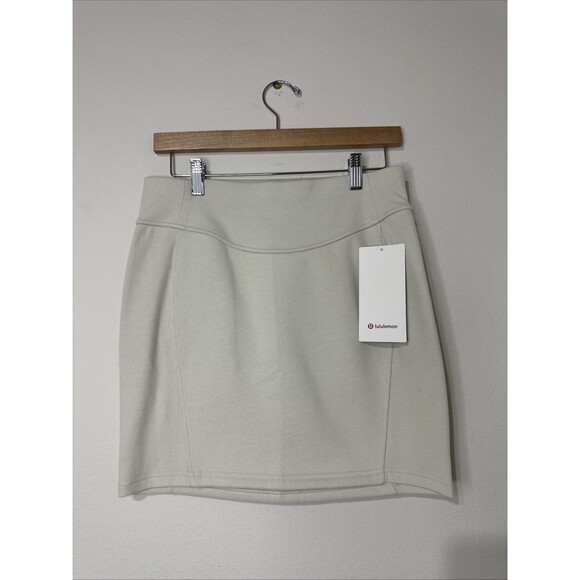 NWT Lululemon Scuba High Rise Mini Skirt Size XS Bone LW8ALYS - Picture 1 of 4